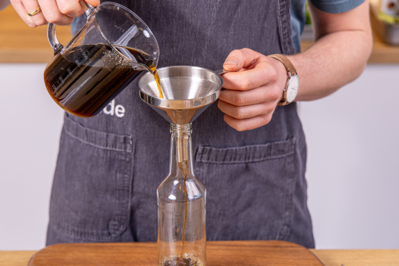 Kaffeelikör mit Espresso abfüllen