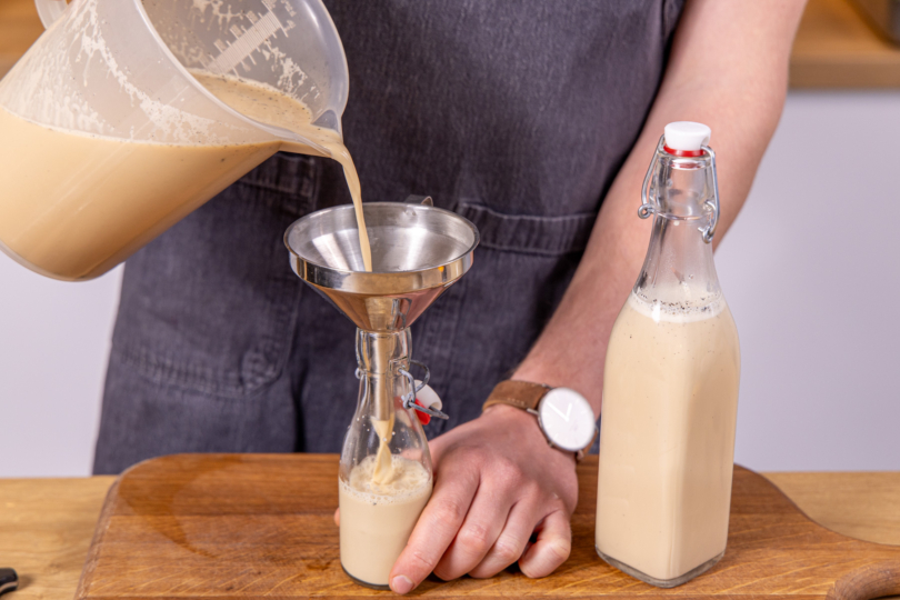 Cremigen Kaffeelikör mit Sahne abfüllen