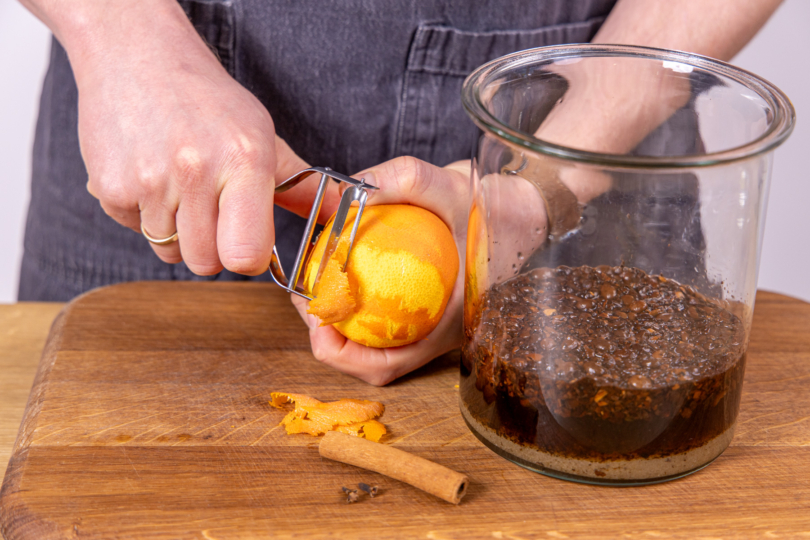 Optional Orangenschale abreiben und dazugeben