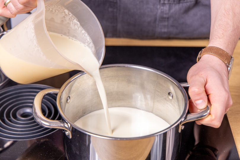 Sahne in einen Topf geben