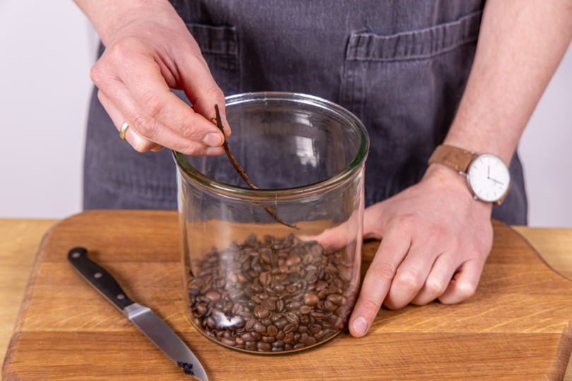 Vanille mit ins Glas geben