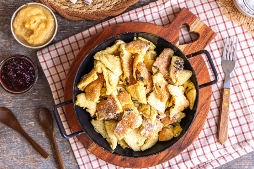 Kaiserschmarrn in der Pfanne servieren