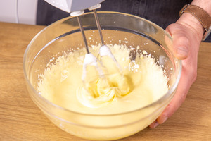 Eigelb cremig rühren