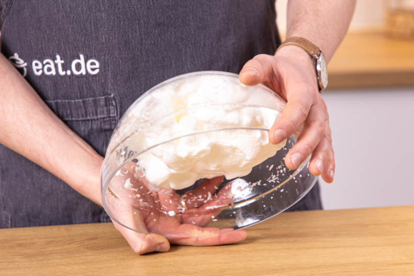 Steif geschlagener Eischnee