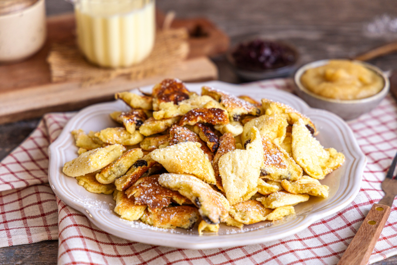 Fluffiger Kaiserschmarrn mit Puderzucker