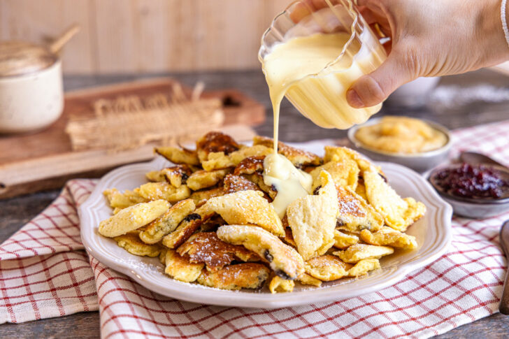 Kaiserschmarrn mit Vanillesauce servieren