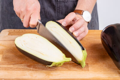 Aubergine halbieren