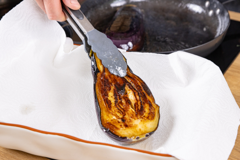 Aubergine in die Form geben