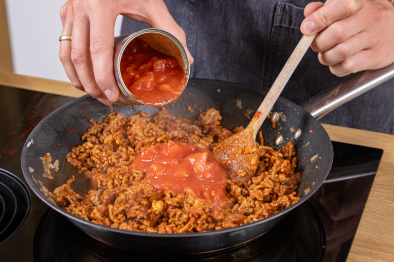 Gehackte Tomaten dazugeben