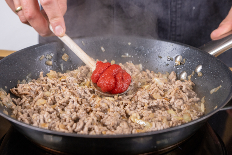 Tomatenmark dazugeben