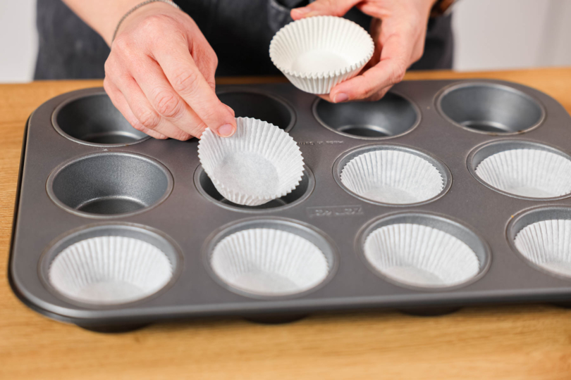 Blech mit Muffinförmchen bestücken