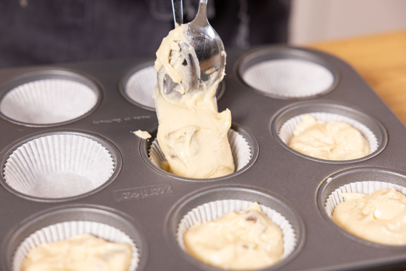 Teig in Förmchen geben