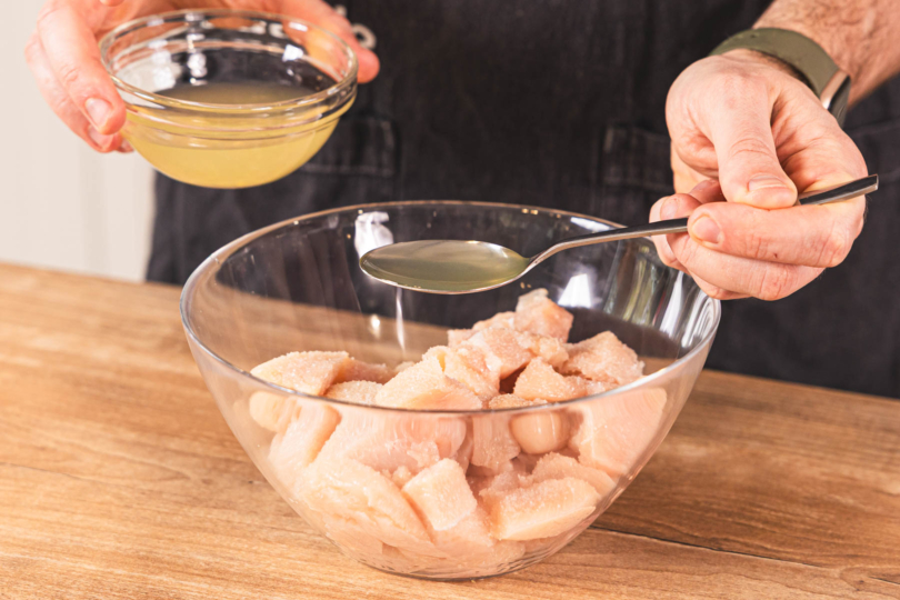 Ananassaft zum Hähnchen geben