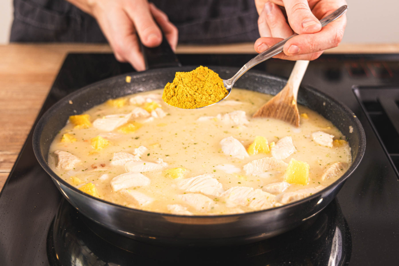 Curry zum Madras Chicken Curry geben