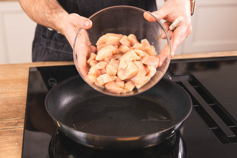Fleisch in die Pfanne geben