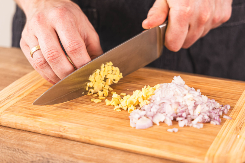 Zwiebel und Ingwer schneiden