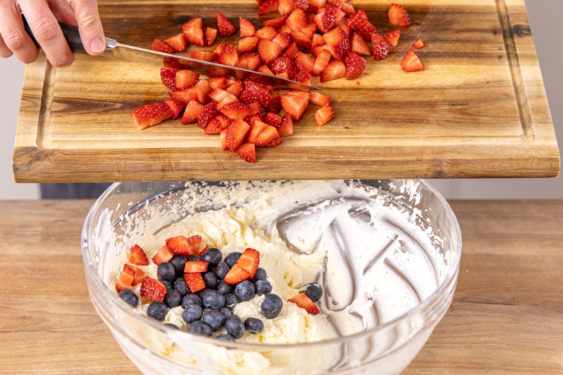 Beeren in die Creme geben