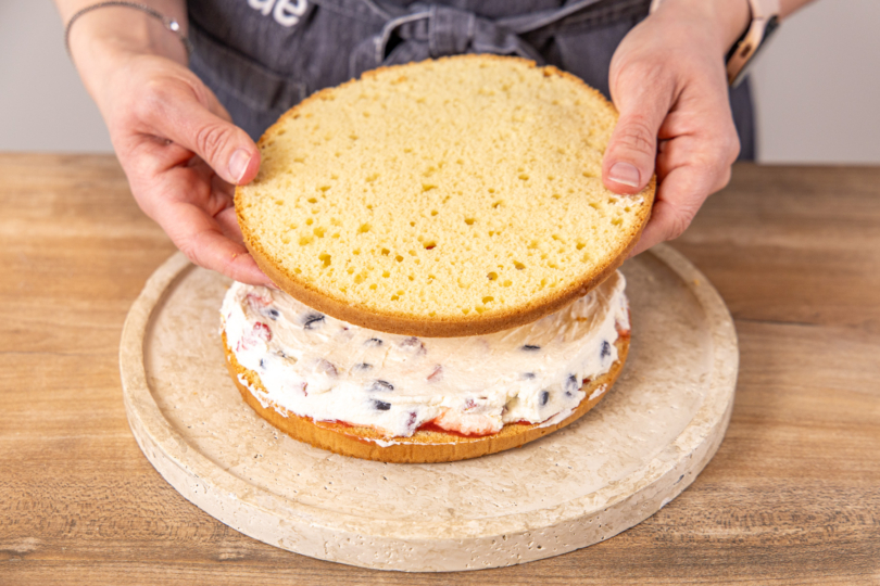 Biskuitboden darauf legen