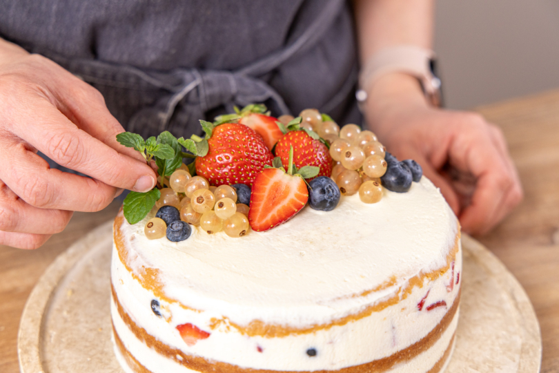 Naked Cake mit Beeren und Minze dekorieren