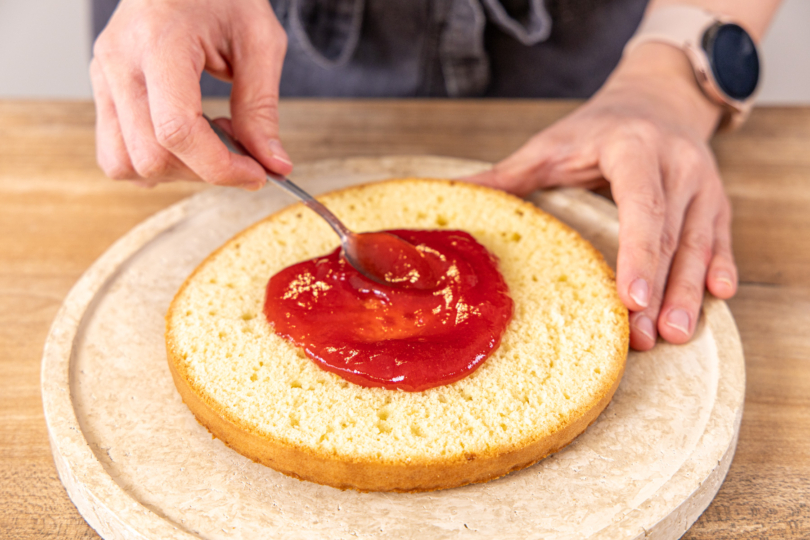 Erdbeermarmelade verstreichen