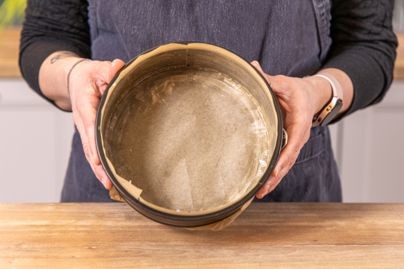 Springform mit Backpapier auskleiden