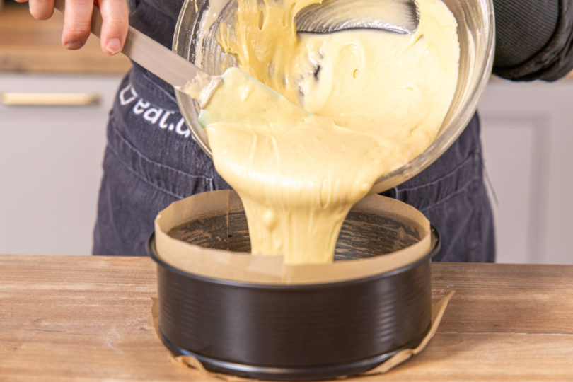 Teig in die Springform füllen