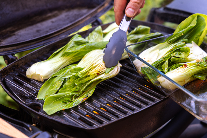 Pak Choi auf den Grill legen