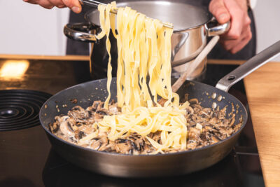 Tagliatelle in die Pfanne geben