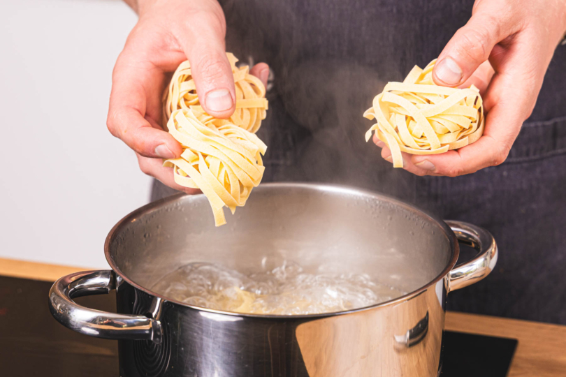 Tagliatelle ins kochende Wasser geben