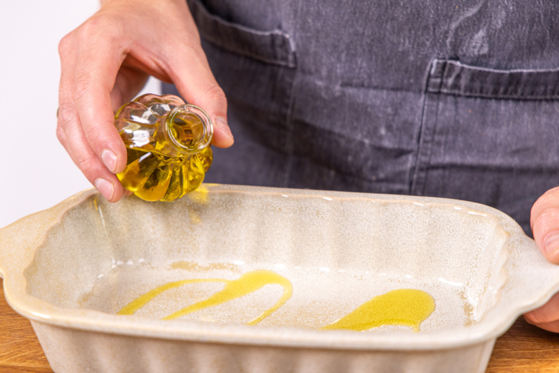 Öl in die Form geben