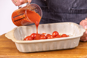 Passierte Tomaten dazugeben