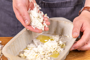 Zwiebel in die Form geben