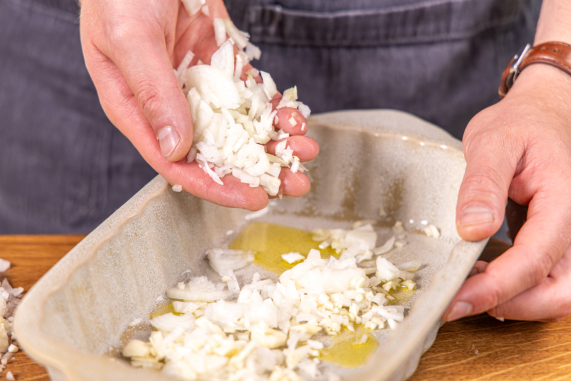 Zwiebel in die Form geben
