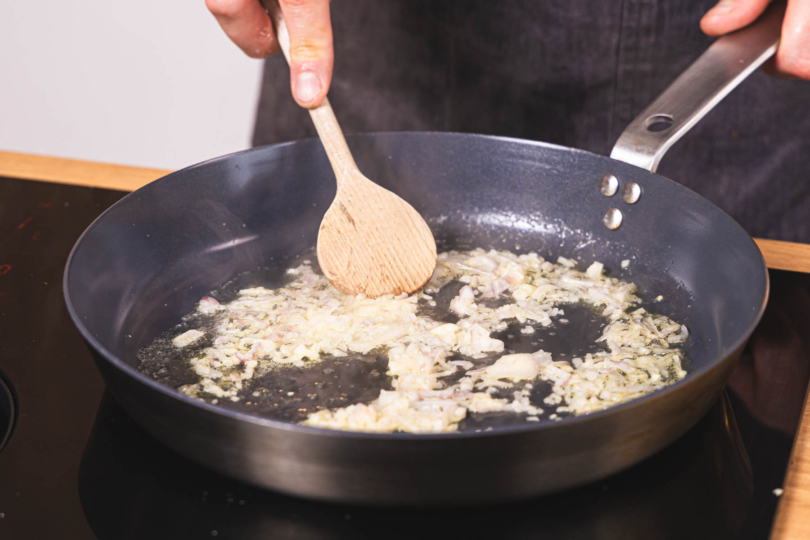 Zwiebel- und Knoblauchwürfel anbraten