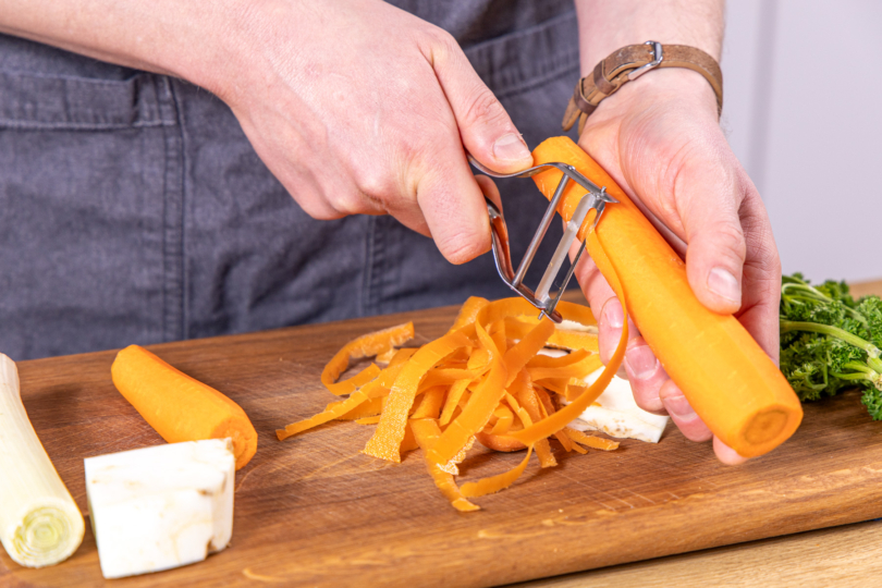 Karotte schälen
