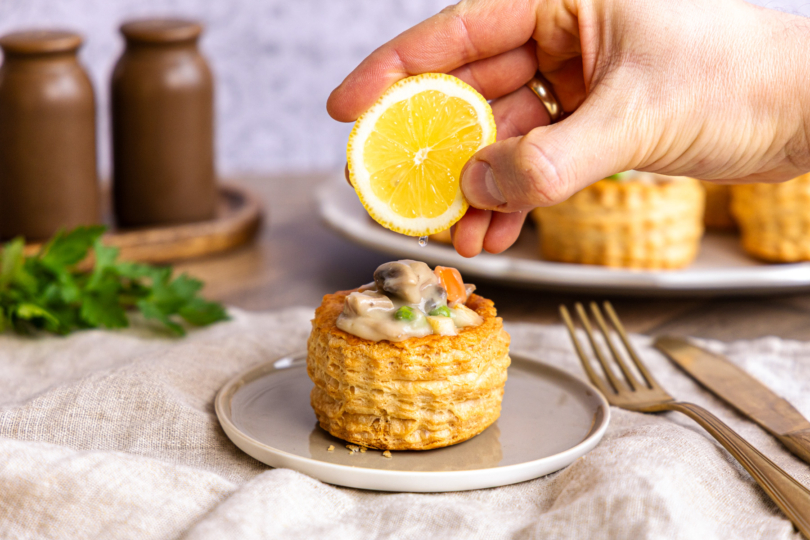 Ragout Fin mit Zitronensaft beträufeln
