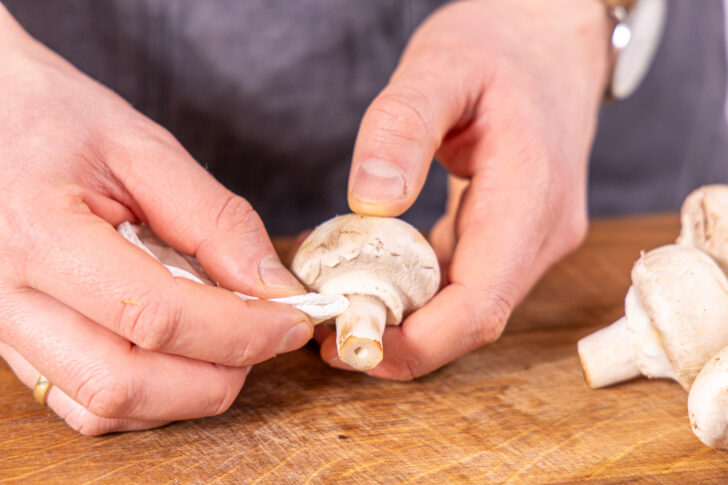 Champignons putzen