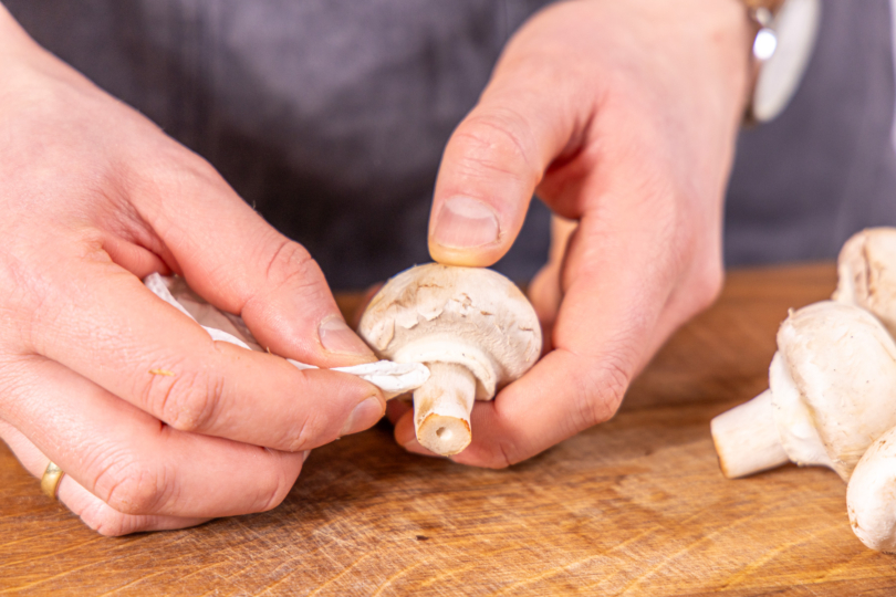 Champignons putzen