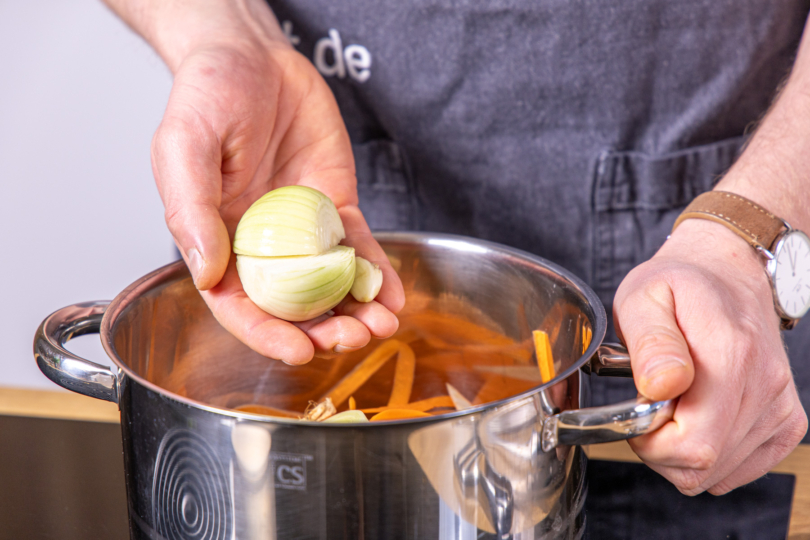 Zwiebel und Knoblauch dazugeben