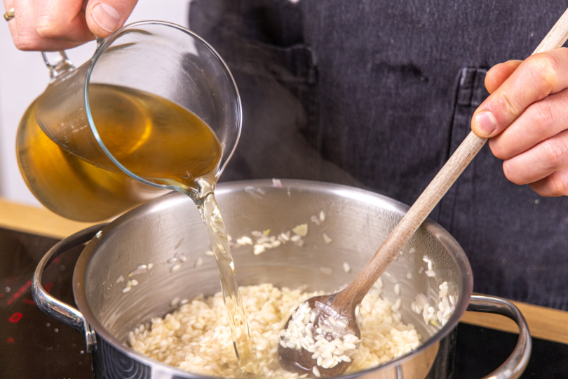 Gemüsebrühe dazugeben