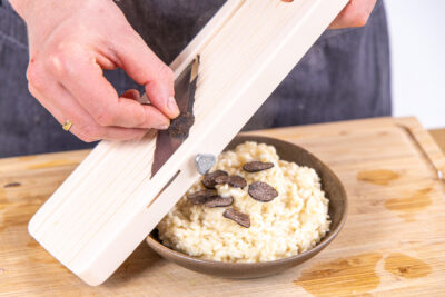 Risotto mit Trüffel garnieren