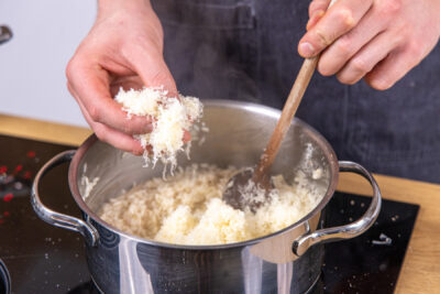 Parmesan unterheben