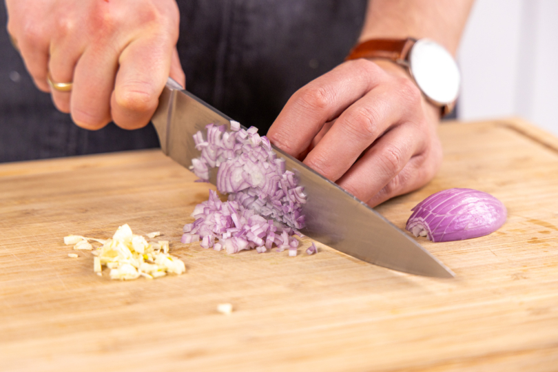 Zwiebel würfeln