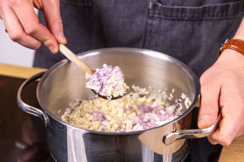 Zwiebel und Knoblauch dazugeben