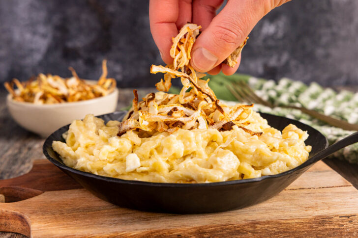 Käsespätzle mit Röstzwiebeln aus der Heißluftfritteuse toppen