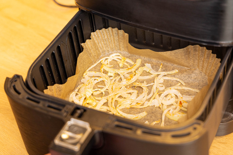 Röstzwiebeln in der Heißluftfritteuse nach der Hälfte der Garzeit