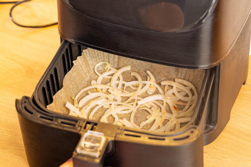 Röstzwiebeln in der Heißluftfritteuse verteilen