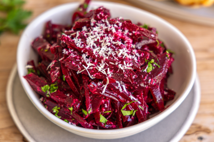 Rote Bete Meerrettich Salat mit Petersilie servieren