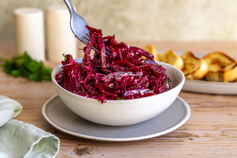 Rote Bete Meerrettich Salat servieren