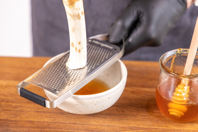 Frischen Meerrettich reiben